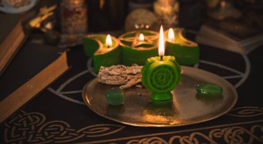 Anahata 'nın kalp çakrasının iyileşmesi. Akıl sağlığı için yeşil mumlar. Esrarengiz kavram, negatif enerjinin temizlenmesi