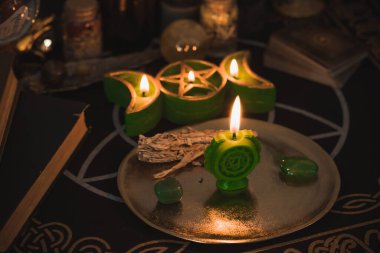 Anahata 'nın kalp çakrasının iyileşmesi. Akıl sağlığı için yeşil mumlar. Esrarengiz kavram, negatif enerjinin temizlenmesi