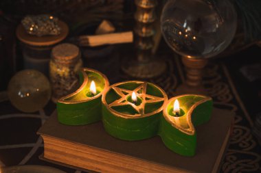 Anahata 'nın kalp çakrasının iyileşmesi. Akıl sağlığı için yeşil mumlar. Esrarengiz kavram, negatif enerjinin temizlenmesi