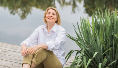 Parkta orta yaşlı güzel bir kadın. Sokaktaki hoş bir bayanın portresi. 50- 55 'ler yaşam tarzı