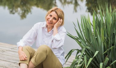 Parkta orta yaşlı güzel bir kadın. Sokaktaki hoş bir bayanın portresi. 50- 55 'ler yaşam tarzı