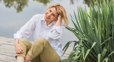 Parkta orta yaşlı güzel bir kadın. Sokaktaki hoş bir bayanın portresi. 50- 55 'ler yaşam tarzı