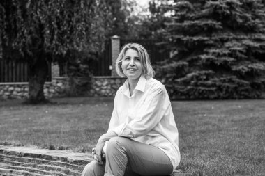 Parkta orta yaşlı güzel bir kadın. Sokaktaki hoş bir bayanın portresi. 50- 55 'ler yaşam tarzı