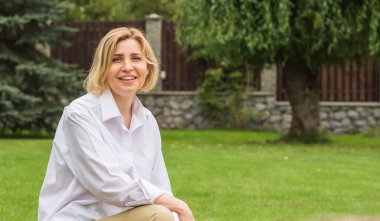 Parkta orta yaşlı güzel bir kadın. Sokaktaki hoş bir bayanın portresi. 50- 55 'ler yaşam tarzı