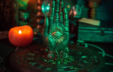 Mumlu masa ve esrarengiz şeyler. Bitkiler ve balmumu. Ayin kavramı 