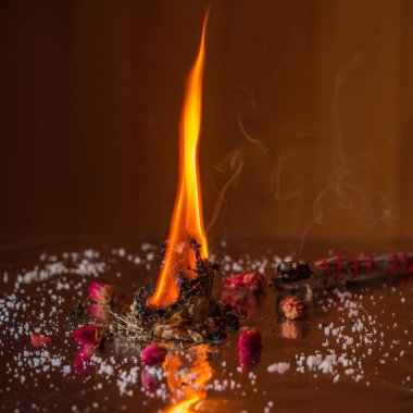 Mihrapta mum yanar, mumlar arasında sihir, temiz negatif enerji ve tüm programlar, cadı konsepti.