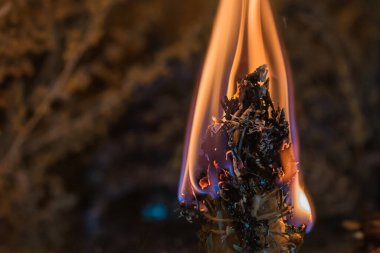 Mihrapta mum yanar, mumlar arasında sihir, temiz negatif enerji ve tüm programlar, cadı konsepti.