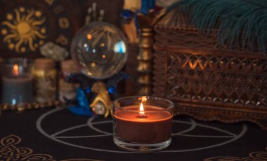 Sihirli sahne, gizemli konsept, falcılık, masadaki tarot kartları.