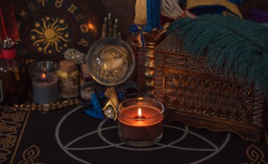 Sihirli sahne, gizemli konsept, falcılık, masadaki tarot kartları.
