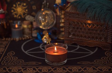 Sihirli sahne, gizemli konsept, falcılık, masadaki tarot kartları.
