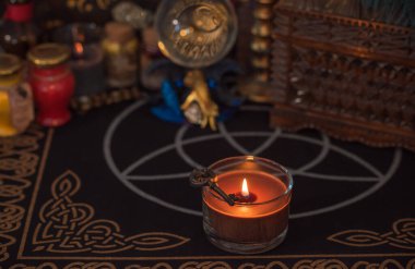 Sihirli sahne, gizemli konsept, falcılık, masadaki tarot kartları.