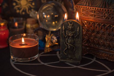 Sihirli sahne, gizemli konsept, falcılık, masadaki tarot kartları.