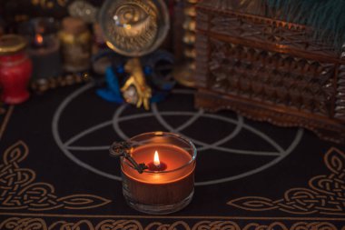 Sihirli sahne, gizemli konsept, falcılık, masadaki tarot kartları.