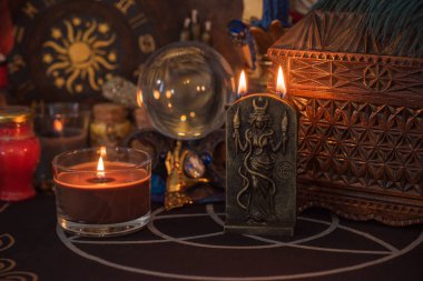 Sihirli sahne, gizemli konsept, falcılık, masadaki tarot kartları.