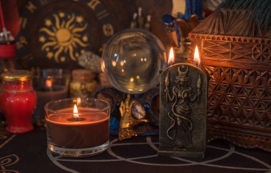 Sihirli sahne, gizemli konsept, falcılık, masadaki tarot kartları.