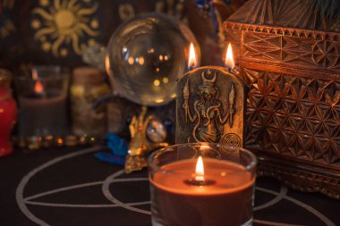 Sihirli sahne, gizemli konsept, falcılık, masadaki tarot kartları.
