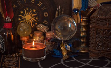 Sihirli sahne, gizemli konsept, falcılık, masadaki tarot kartları.