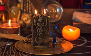 Sihirli sahne, gizemli konsept, falcılık, masadaki tarot kartları.