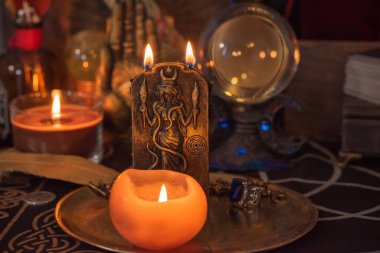 Sihirli sahne, gizemli konsept, falcılık, masadaki tarot kartları.
