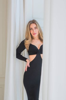 Avrupalı şık kadın güzelliği kavramı. İçerideki uzun siyah elbiseli bayan.