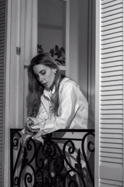 Modern bayanın şehvet ve çekicilik kavramı. Genç seksi kadın yatak odasında.