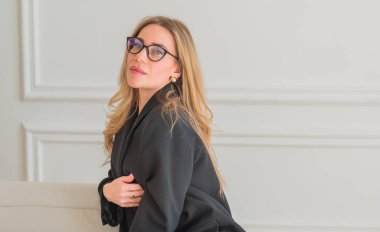 Siyah, büyük beden ceketli, iş için şık giyinmiş klasik bir kadın. Modern kadın yaşam tarzı kavramı