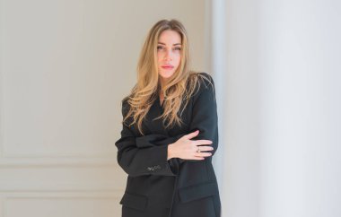 Siyah, büyük beden ceketli, iş için şık giyinmiş klasik bir kadın. Modern kadın yaşam tarzı kavramı