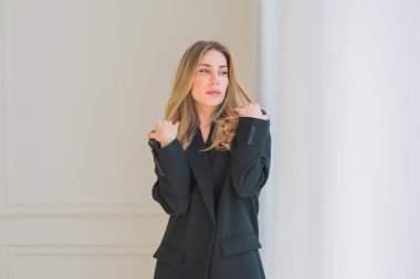 Siyah, büyük beden ceketli, iş için şık giyinmiş klasik bir kadın. Modern kadın yaşam tarzı kavramı