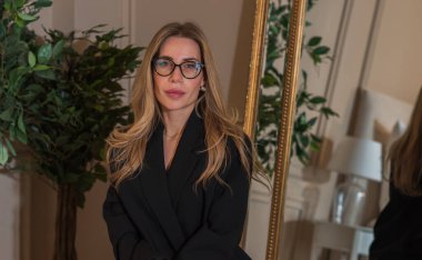 Siyah, büyük beden ceketli, iş için şık giyinmiş klasik bir kadın. Modern kadın yaşam tarzı kavramı