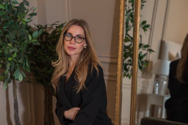 Siyah, büyük beden ceketli, iş için şık giyinmiş klasik bir kadın. Modern kadın yaşam tarzı kavramı