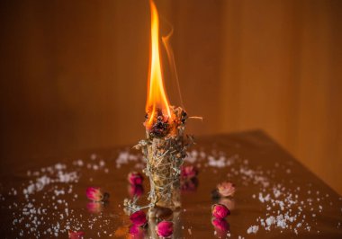 Aşkı çekmek için sihir sahnesi, daha iyi bir hayat için değişim, kader için çizim, eski ezoterik bilginin konsepti