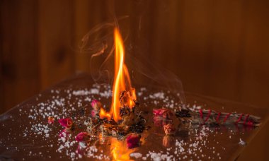 Aşkı çekmek için sihir sahnesi, daha iyi bir hayat için değişim, kader için çizim, eski ezoterik bilginin konsepti