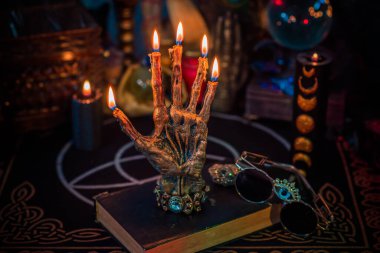 Astroloji ve esrarengiz şeyler bir masada. Negatif enerjiyi senden uzaklaştırıyorum. Büyücülük illüstrasyonu