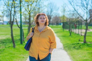Güzel Amerikalı orta yaşlı kadın tatilde ya da şehirde. Boyut artı xxl kadın. Her gün dolgun insanların hayatı, kendine olan inancı. Hayat kavramı, modern kadın.