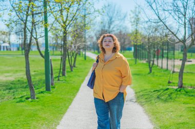 Güzel Amerikalı orta yaşlı kadın tatilde ya da şehirde. Boyut artı xxl kadın. Her gün dolgun insanların hayatı, kendine olan inancı. Hayat kavramı, modern kadın.