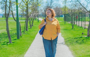 Güzel Amerikalı orta yaşlı kadın tatilde ya da şehirde. Boyut artı xxl kadın. Her gün dolgun insanların hayatı, kendine olan inancı. Hayat kavramı, modern kadın.