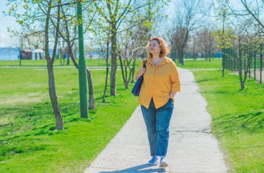 Güzel Amerikalı orta yaşlı kadın tatilde ya da şehirde. Boyut artı xxl kadın. Her gün dolgun insanların hayatı, kendine olan inancı. Hayat kavramı, modern kadın.