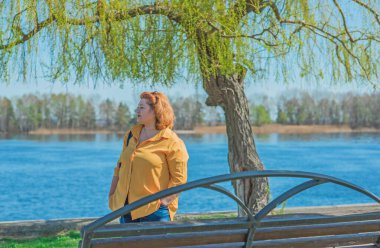 Güzel Amerikalı orta yaşlı kadın tatilde ya da şehirde. Boyut artı xxl kadın. Her gün dolgun insanların hayatı, kendine olan inancı. Hayat kavramı, modern kadın.