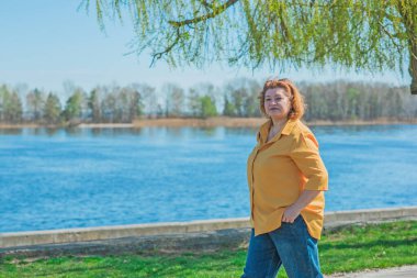 Güzel Amerikalı orta yaşlı kadın tatilde ya da şehirde. Boyut artı xxl kadın. Her gün dolgun insanların hayatı, kendine olan inancı. Hayat kavramı, modern kadın.