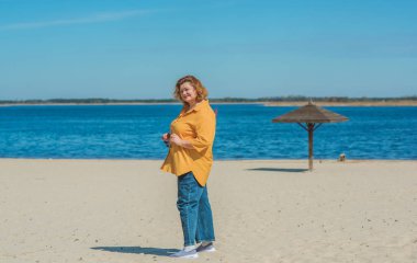 Güzel Amerikalı orta yaşlı kadın tatilde ya da şehirde. Boyut artı xxl kadın. Her gün dolgun insanların hayatı, kendine olan inancı. Hayat kavramı, modern kadın.