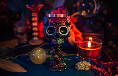 Çiçekli kafatası olan sunak bardakları. Santa Muertos ya da Aziz Ölüm Konsepti