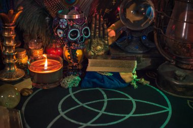Çiçekli kafatası olan sunak bardakları. Santa Muertos ya da Aziz Ölüm Konsepti