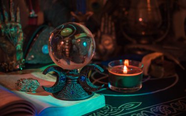 Büyücülük sunağıyla mistik bir sahne. Eski güçlerin ve enerjilerin simyası