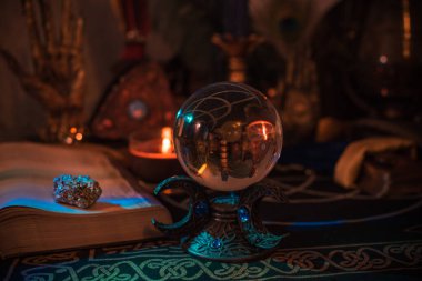 Büyücülük sunağıyla mistik bir sahne. Eski güçlerin ve enerjilerin simyası