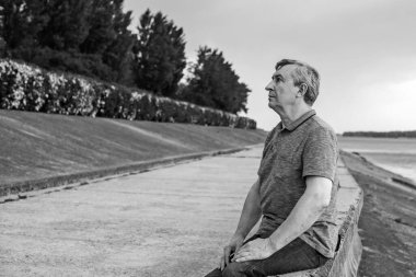 Üzgün ve felsefi bir havası olan olgun bir Avrupalı. 50-55 yıl sonra yaşam konsepti, sorunlar ve depresyon. Orta yaş bunalımı