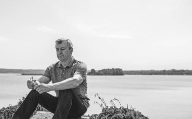 Üzgün ve felsefi bir havası olan olgun bir Avrupalı. 50-55 yıl sonra yaşam konsepti, sorunlar ve depresyon. Orta yaş bunalımı