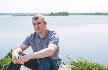 Üzgün ve felsefi bir havası olan olgun bir Avrupalı. 50-55 yıl sonra yaşam konsepti, sorunlar ve depresyon. Orta yaş bunalımı