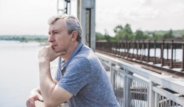 Üzgün ve felsefi bir havası olan olgun bir Avrupalı. 50-55 yıl sonra yaşam konsepti, sorunlar ve depresyon. Orta yaş bunalımı