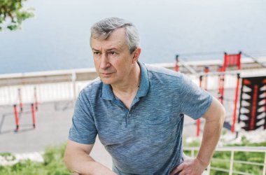 Üzgün ve felsefi bir havası olan olgun bir Avrupalı. 50-55 yıl sonra yaşam konsepti, sorunlar ve depresyon. Orta yaş bunalımı