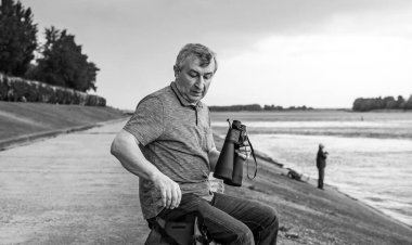 Üzgün ve felsefi bir havası olan olgun bir Avrupalı. 50-55 yıl sonra yaşam konsepti, sorunlar ve depresyon. Orta yaş bunalımı